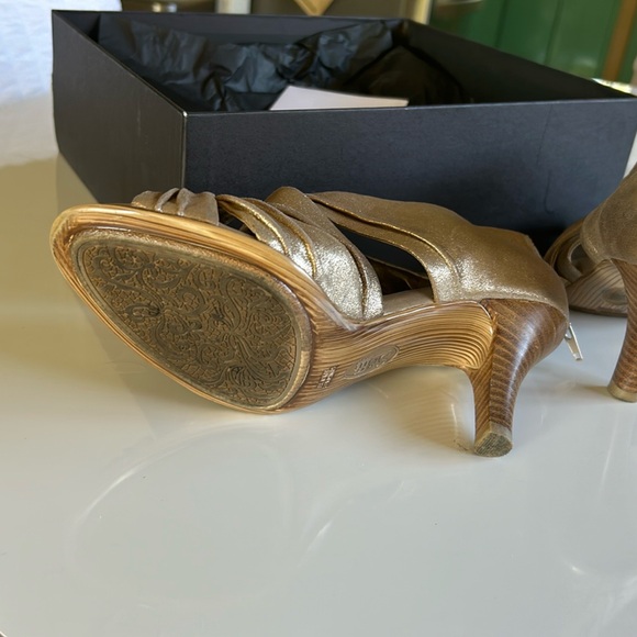 Leather and soft cushioned foot bed. 6.5 - Picture 3 of 3